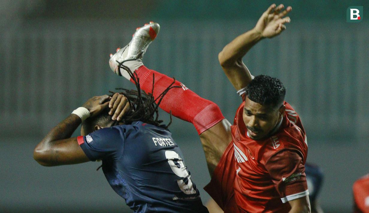 Pemain Arema FC, Carlos Fortes, berebut bola dengan pemain PSM Makassar, hasyim Kipuw, pada laga BRI Liga 1 di Stadion Pakansari, Bogor, Minggu (5/9/2021). Kedua tim bermain imbang 1-1. (Foto: Bola.com/M Iqbal Ichsan)
