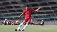 Gelandang Timnas Indonesia U-22, M Luthfi Kamal, menendang bola saat melawan Vietnam pada laga Piala AFF U-22 2019 di Olympic Stadium, Phnom Penh, Kamboja, Minggu (24/2/2019). Indonesia menang 1-0 atas Vietnam. (Bola.com/Zulfirdaus Harahap)