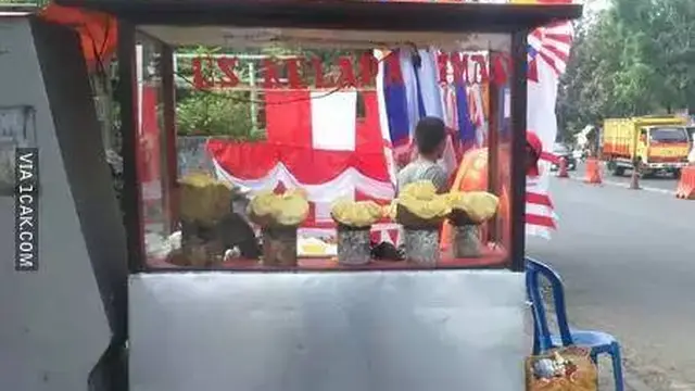 8 Potret Nyeleneh Penjual Es Kelapa Muda yang Bikin Pembeli Salah Fokus
