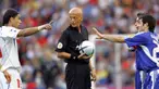 Wasit Pierluigi Collina (tengah) saat memimpin laga semifinal Euro 2004 antara Repulik Ceko melawan Yunani di Estadio do Drago, Porto, 1 Juli 2004. (AFP/Mladen Antonov)