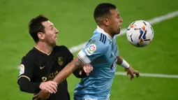 Penyerang Barcelona, Lionel Messi, berebut bola dengan bek Celta Vigo, Jeison Murillo, pada laga lanjutan Liga Spanyol di Stadion Balaidos, Jumat (2/10/2020) dini hari WIB. Barcelona menang 3-0 atas Celta Vigo. (AFP/Miguel Riopa)