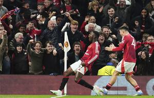 Pemain Manchester United, Kobbie Mainoo (kiri) merayakan gol penyeimbang 4-4 ke gawang Lyon dalam laga lanjutan Liga Europa 2024/2025 di Old Trafford, Manchester, Inggris, Jumat (18/04/2025) dini hari WIB. (AP Photo/Jon Super)