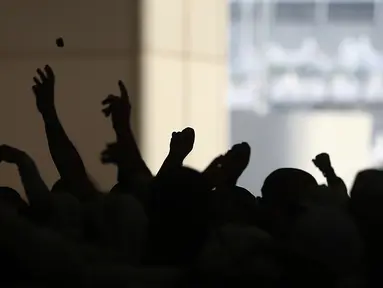 Jemaah haji melempar batu saat melaksanakan lempar jumrah di Mina, dekat kota suci Makkah, Arab Saudi, (2/9). Lempar jumrah merupakan simbol perlawanan terhadap setan. (AP Photo / Khalil Hamra)