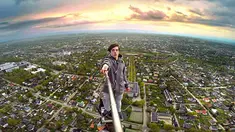 Saat bepergian memang belum lengkap tanpa aktifitas selfie. Namun apa yang dilakukan tiga pemuda ini sangat sensasional.