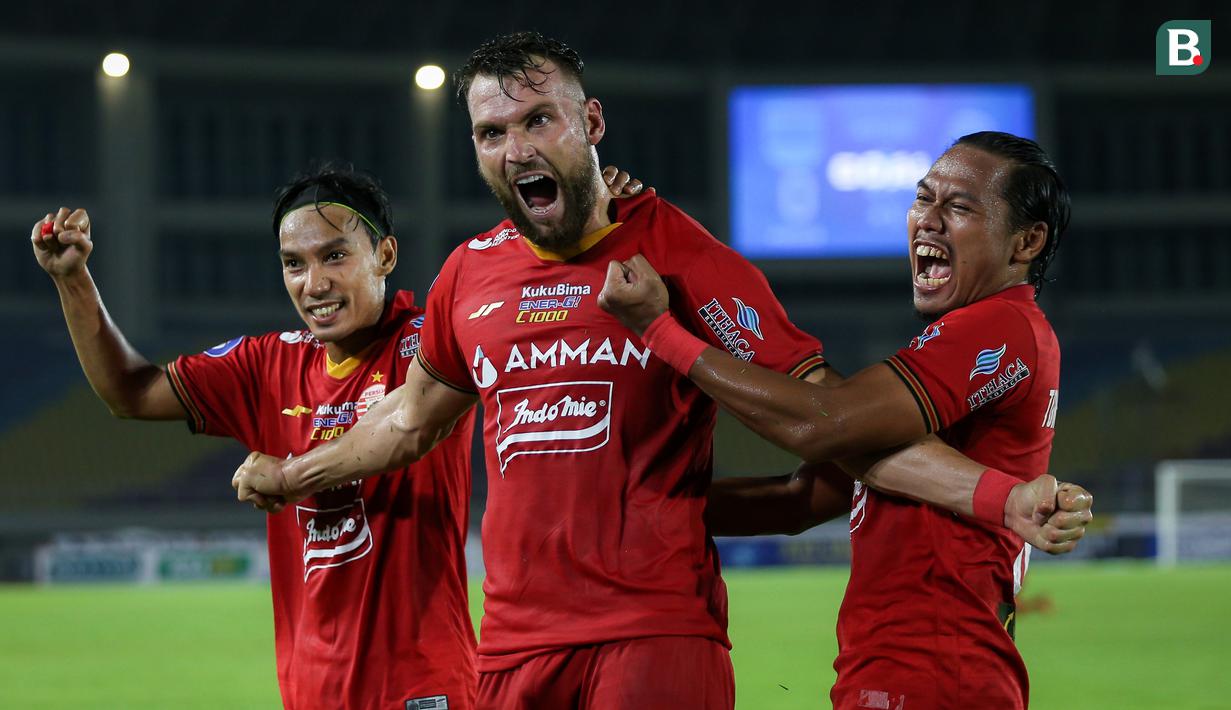 Pemain Persija Jakarta, Marko Simic (tengah) merayakan gol ke gawang Persib Bandung bersama Tony Sucipto (kanan) dan Novri Setiawan dalam laga pekan ke-12 BRI Liga 1 2021/2022 di Stadion Manahan, Solo, Sabtu (20/11/2021). (Bola.com/Bagaskara Lazuardi)