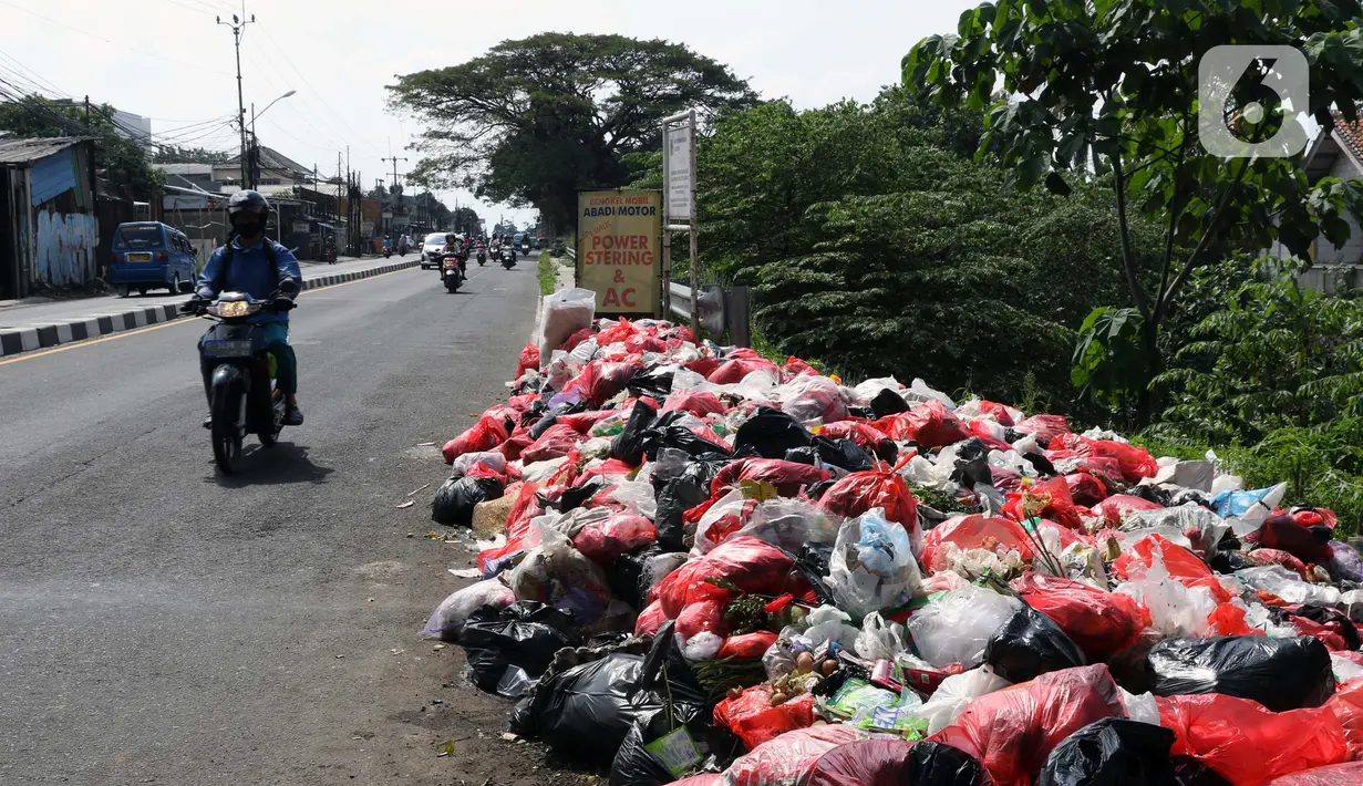 Tumpukan sampah menumpuk didekat Pasar Induk Cikema, Jalan Raya Bogor, Kabupaten Bogor, Senin (1/6/2020). Minimnya lokasi penampungan sampah semenatara dan kesadaran warga untuk membuang sampah pada tempatnya menjadikan area ini kerap dipenuhi timbunan sampah. (Liputan6.com/Helmi Fihtriansyah)