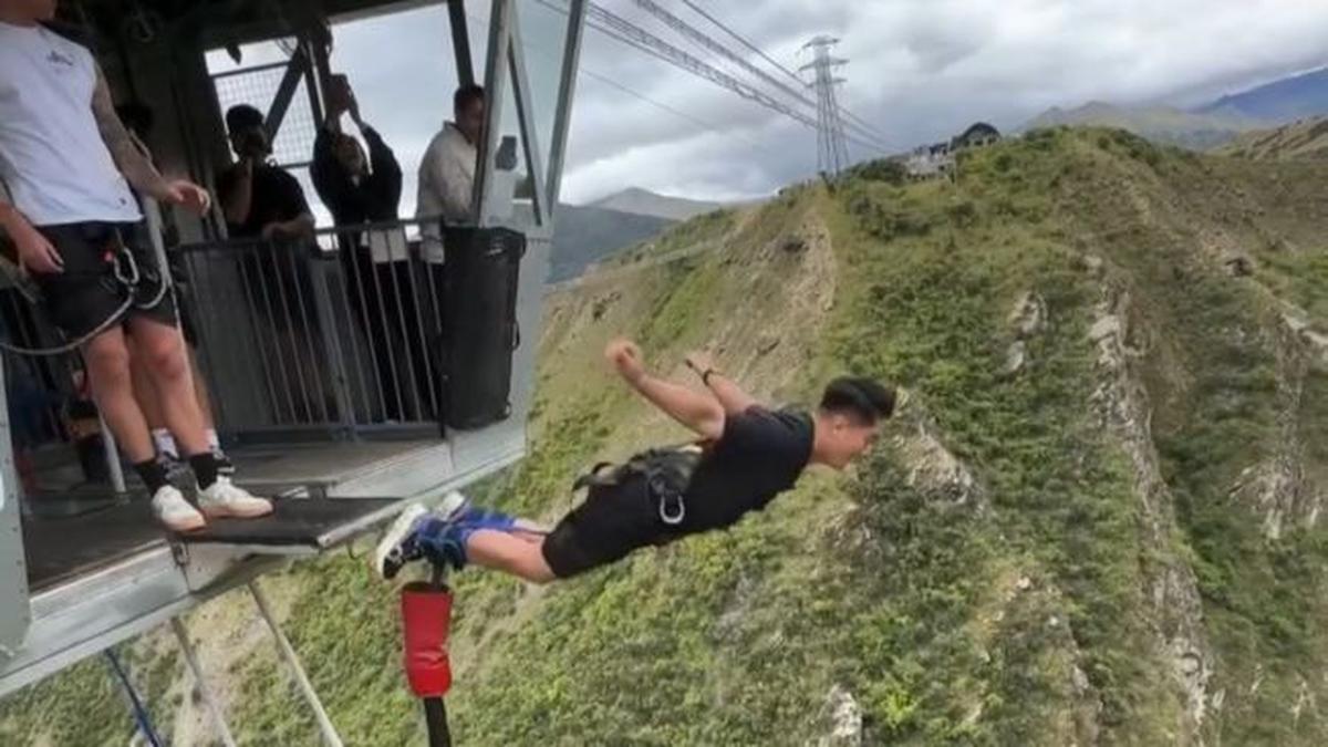 4 Potret Boy William Pacu Adrenalin dengan Bungee Jumping Ekstrem Tertinggi di New Zealand, Netizen Gemetar