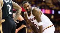 Pemain Cleveland Cavaliers, JR Smith, saat pertandingan melawan Toronto Raptors pada gim kedua semifinal wilayah timur yang berlangsung di Quicken Loans Arena, Rabu (3/5/2017) waktu setempat. (AFP/Jason Miller)