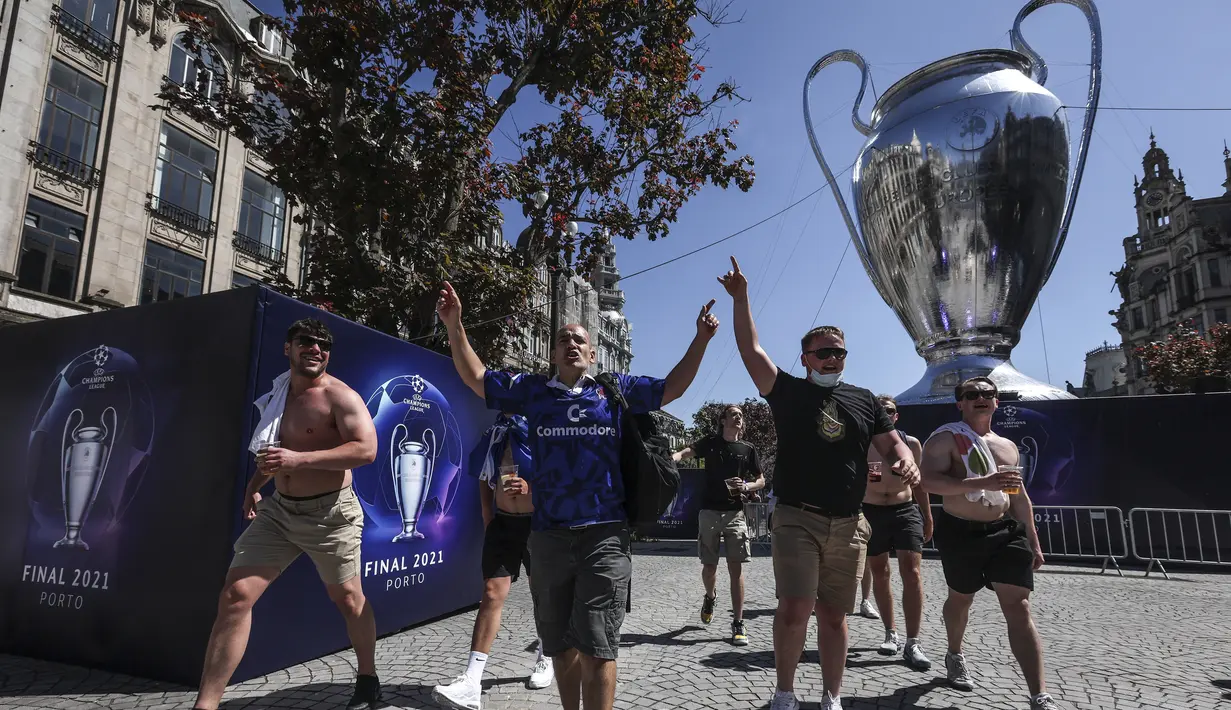 Suporter Chelsea berjalan melewati replika raksasa trofi Liga Champions di pusat kota Porto, Portugal (28/5/2021). Klub Inggris Manchester City dan Chelsea akan memainkan final Liga Champions di stadion Dragao di Porto pada Sabtu malam atau Minggu (30/5/2021) dini hari. (AP Photo/Luis Vieira)