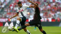 Frederico Fazio (kiri) berusaha merebut bola dari kaki Allesandro Matri pada Audi Cup 2015 di Allianz Arena, Munich, Jerman (6/8/2015). Tottenham sukses merebut juara tiga usai mengalahkan AC Milan dengan skor 2-0. (Reuters/Michaela Rehle)