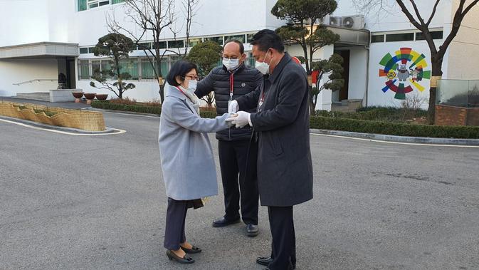 Pengecekan suhu ketika sedang memasuki gedung KBRI Seoul. (Source: KBRI Seoul)