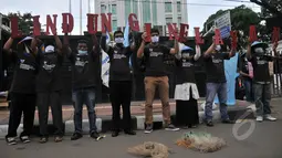 Puluhan Orang dari Koalisi Rakyat Untuk Keadilan Perikanan (KIARA) melakukan aksi di depan gedung Kementrian Kelautan dan Perikanan, Jakarta (6/4/2015). Mereka meminta pemerintah memikirkan kesejahteraan nelayan. (Liputan6.com/Johan Tallo)