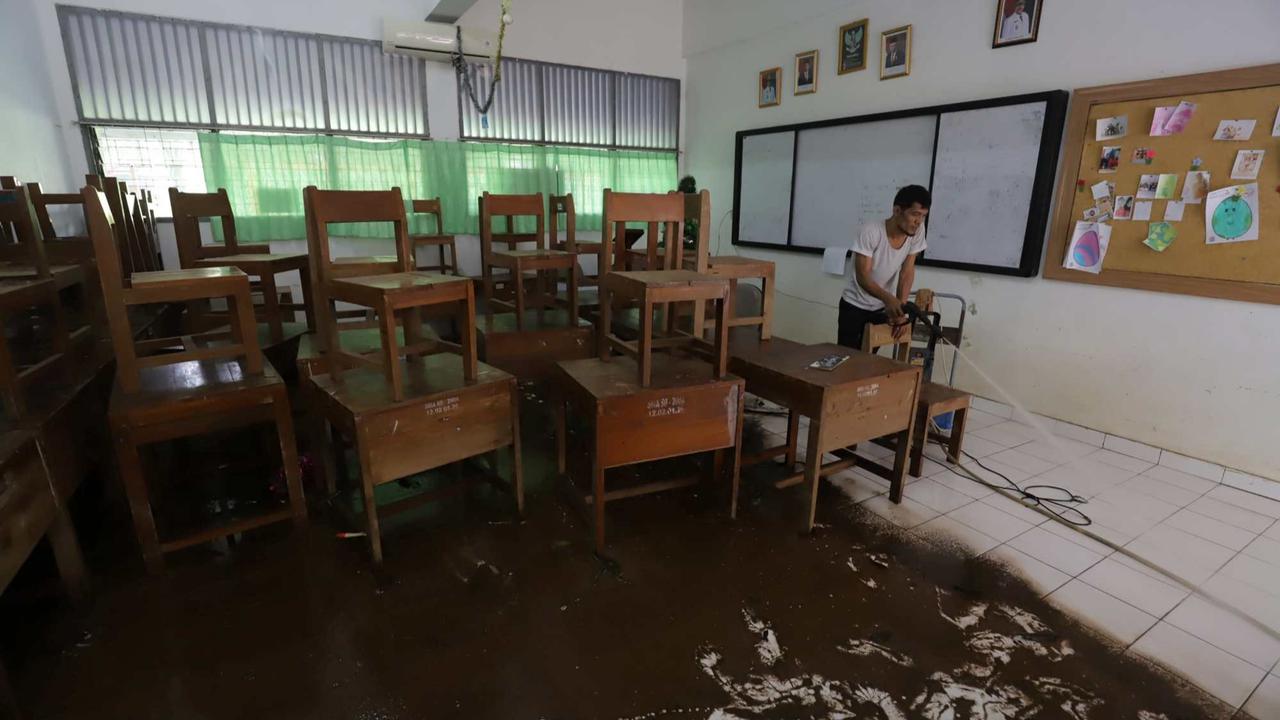 Banjir di SMAN 60 Jakarta mulai surut