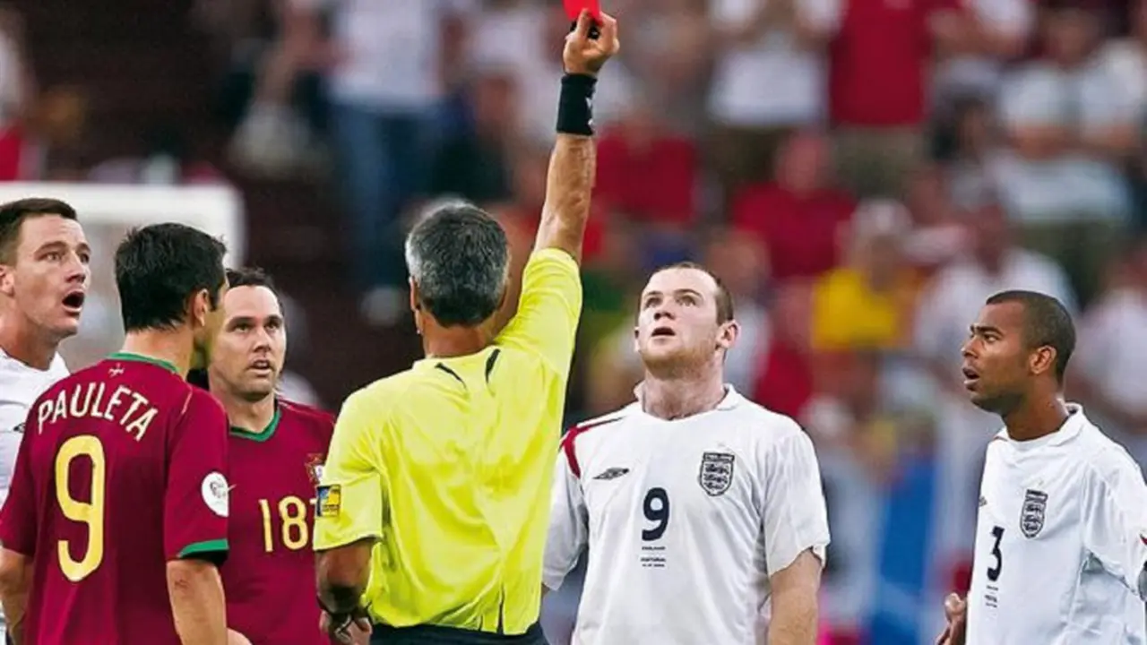 Wasit memberi kartu merah kepada Wayne Rooney (Mirror)