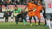 Duel antara pemain PPSM Magelang dan Persipur Purwodadi di ajang Magelang Cup 2017. (Bola.com/Romi Syahputra)