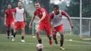 Pemain Persija Jakarta, Rezaldi Hehanusa, mengejar bola saat mengikuti latihan perdana di Lapangan National Youth Training Centre (NYTC), Depok, Senin (1/3/2021). Sebanyak 23 pemain mengikuti latihan untuk persiapan Piala Menpora 2021. (Dokumentasi Persija)