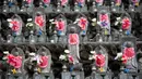 Deretan patung Jizo berdiri di Kuil Buddha Jizoji, Oganomachi, Prefektur Saitama, Jepang, Senin (13/8). Kuil Jizoji mengabadikan sekitar 15.000 patung batu jizo. (Behrouz Mehri/AFP)