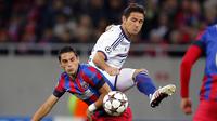 Gelandang Steaua Bucharest, Nicolae Stanciu (kiri) berduel dengan Frank Lampard (Chelsea), beberapa waktu lalu di National Arena, Bucharest. Stanciu menjadi andalan Rumania saat bersua Prancis, dini hari nanti WIB.  (EPA/Robert Ghement)