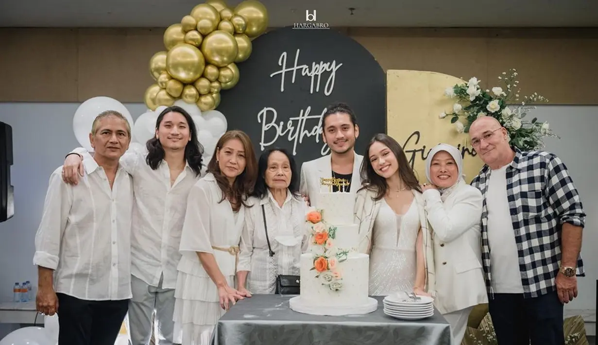 Kompak pakai putih, kebersamaan keluarga Giorgino Abraham dan Yasmin Napper ini seperti tengah kumpul keluarga besar. Pamer senyum manis, tak sedikit yang salah fokus dan menyebut jika Gino dan Yasmin terlihat mirip. Tak hanya saat momen ulang tahun, baik Giorgino Abraham ataupun Yasmin Napper memang sering terlihat hadiri beberapa acara keluarga sang kekasih. (Liputan6.com/IG/@jenni.napper)