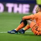 Kiper Arsenal, David Ospina duduk di lapangan pada akhir laga leg kedua semifinal Liga Europa melawan Atletico Madrid di Wanda Metropolitano, Kamis (3/5). Arsenal tersingkir dari Liga Europa setelah kalah 0-1. (AFP/PIERRE-PHILIPPE MARCOU)