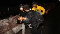 Sejumlah mahasiswa dan petugas Rumah Sakit menggotong salah satu korban bentrok antara mahasiswa pengunjuk rasa penolak kenaikan harga bahan bakar minyak (BBM) dengan polisi di jalan Diponegoro, Jakarta, Kamis malam (29/3). (Antara)