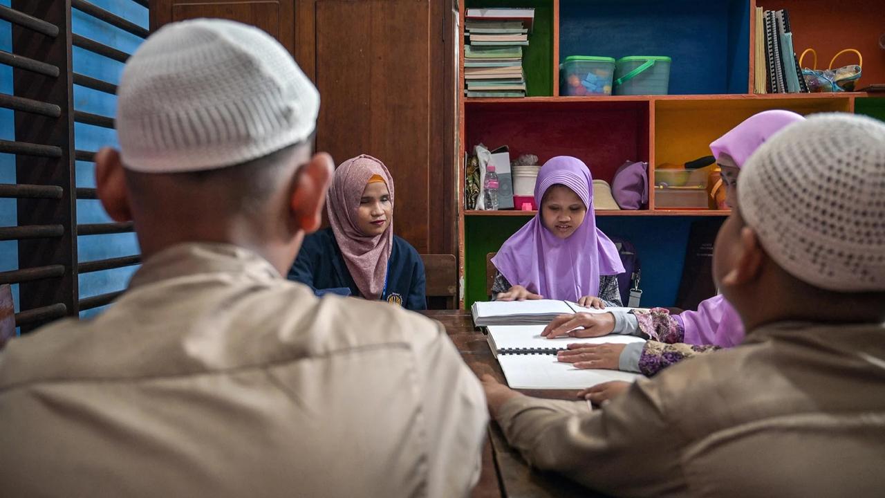 FOTO: Semangat Siswa Tunanetra Pelajari Al Quran Braille di Bulan Ramadan