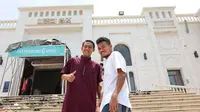 Duo Timnas Indonesia U-22, Beckham Putra Nugraha dan Bagas Kaffa, saat hendak melaksanakan ibadah Salat Jumat di Masjid Al Serkal, Phnom Penh, Kamboja, Jumat (5/5/2023). (Bola.com/Gregah Nurikhsani)