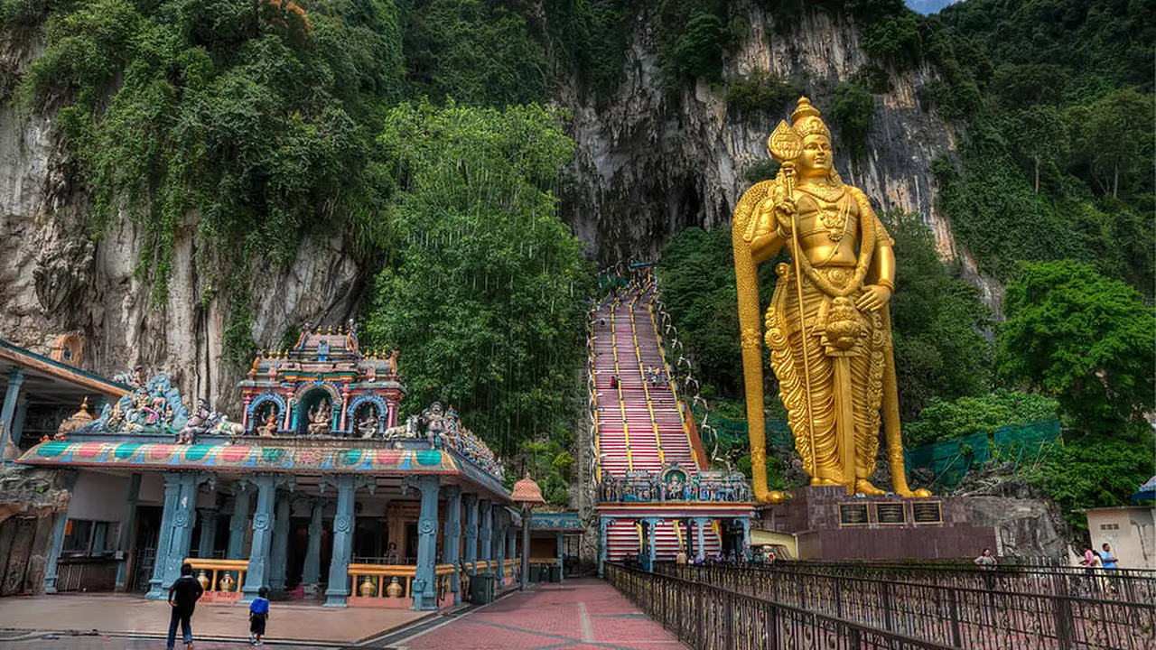 [Bintang] Tertegun Pesona Kuil Hindu Nan Artistik di Batu Cave, Malaysia