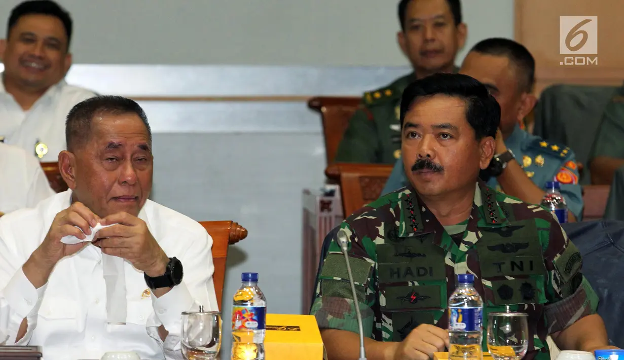 Menhan Ryamizad Ryacudu (kiri) dan Panglima TNI Marsekal Hadi Tjahjanto mengikuti raker dengan Komisi I DPR di Gedung Nusantara II, Senayan, Jakarta, Rabu (5/9). Rapat membahas Pagu Anggaran RKA K/L Kemhan/TNI TA 2019. (Liputan6.com/Johan Tallo)