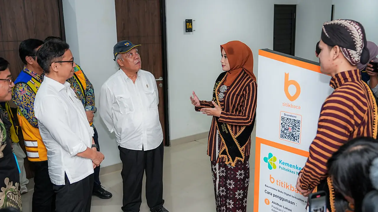 Menkes Budi bersama Menteri PUPR Basuki saat peresmian rumah susun asrama mahasiswa Politeknik Kesehatan (Poltekkes) Kemenkes Yogyakarta. (Foto: Dok Sehat Negeriku)
