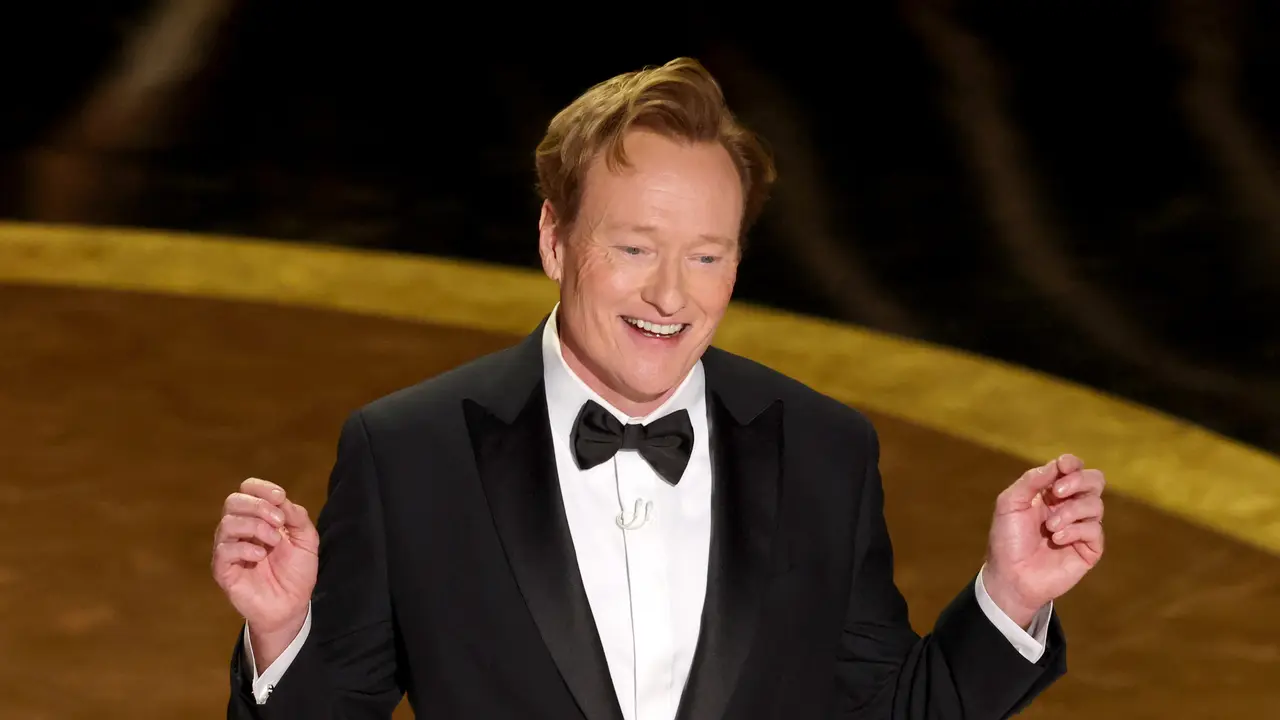 Conan O'Brien dalam Piala Oscar 2025. (KEVIN WINTER / GETTY IMAGES NORTH AMERICA / Getty Images via AFP)