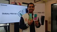 MX Product Marketing Manager Samsung Electronics Indonesia Taufiq Furqan memperkenalkan Galaxy M54 5G di Indonesia. (Liputan6.com/Mustika Rani Hendriyanti).