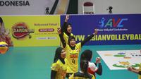 Pemain timnas voli putri Indonesia Arneta Putri Amelia (nomor 4) dan kawan-kawan usai mengalahkan India pada laga terakhir Grup E&nbsp;AVC Challenge Cup 2023 for Women.&nbsp;Indonesia menang 3-0 (25-21, 25-15, 25-16) GOR Tri Dharma Gresik, Jumat (23/6/2023) malam WIB. (foto: PBVSI)