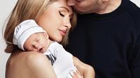 Paris Hilton bersama dengan suami Carter Reum dan Bayi Phoenix (Instagram @ParisHilton)
