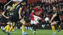 Pemain Manchester United Anthony Martial (tengah) menendang bola ke gawang Wolverhampton Wanderers pada putaran ketiga Piala FA di Old Trafford, Manchester, Inggris, Rabu (15/1/2020). Manchester United menang 1-0. (AP Photo/Rui Vieira)