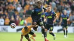 Tottenham Hotsupr tampil menekan sejak dimulainya pertandingan pada babak pertama. Datang sebagai tim tamu, Spurs berhasil unggul terlebih dahulu lewat Dele Alli (kiri) ketika waktu baru berjalan sembilan menit. (Foto: AFP/Lindsey Parnaby)