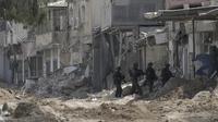 Pasukan Israel berpatroli selama operasi militer di kamp pengungsi Nur Shams, Tulkarem, Tepi Barat yang diduduki, Kamis (29/8/2024). (Dok. AP/Majdi Mohammed)