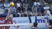 Opposite Jakarta LavAni Allo Bank Leandro Martines Da Silva&nbsp;melepaskan spike dalam pertandingan seri kedua PLN Mobile Proliga 2023 melawan Surabaya BIN Samator di GOR Satria Purwokerto, Minggu, 14 Januari 2023. (foto: PBVSI)