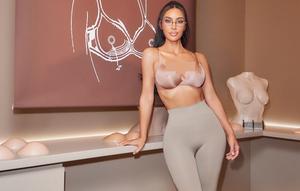Kim Kardashian memakai bra berputing terbaru yang dirilis lini pakaian dalamnya, SKIMS. (dok. Instagram @skims/https://www.instagram.com/p/Cy6xGeasIPD/)