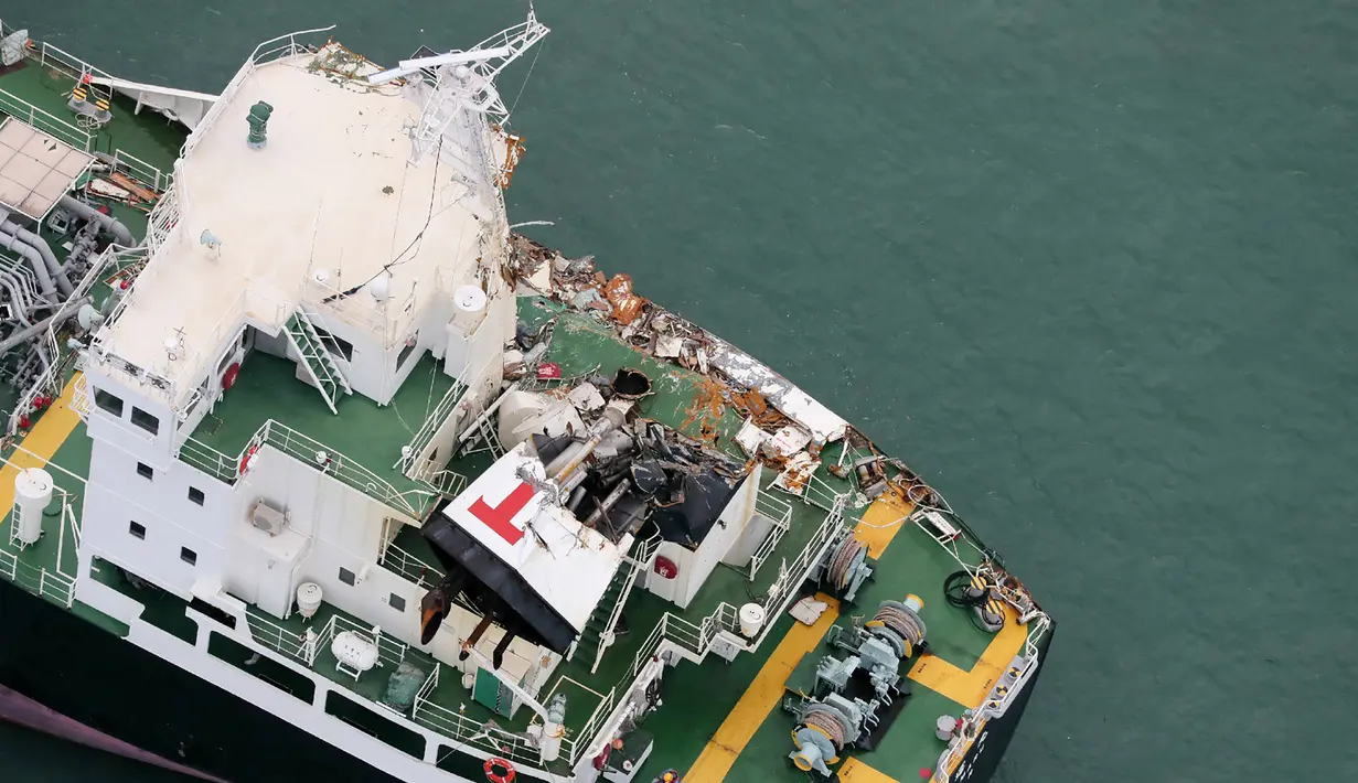 Kondisi kapal tanker minyak setelah menabrak jembatan yang menghubungkan ke Bandara Internasional Kansai, setelah tanker minyak bertabrakan di kota Izumisano, prefektur Osaka (5/9). (AFP Photo/Jiji Press)