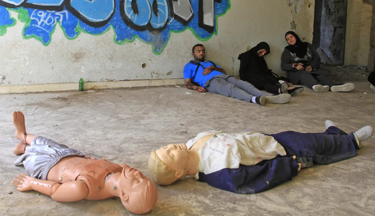 Warga sipil Lebanon dan anggota pertahanan sipil mengambil bagian dalam latihan simulasi serangan senjata kimia di kota Kfar Falous (8/10/2019). (AFP Photo/Mahmoud Zayyat)