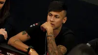 Pemain Barcelona, Neymar saat menghadapi lawan dalam turnamen amal poker "Neymar Jr Charity Home Game" di Sao Paulo, Brasil, (26/7/2015). (REUTERS/Nacho Doce)