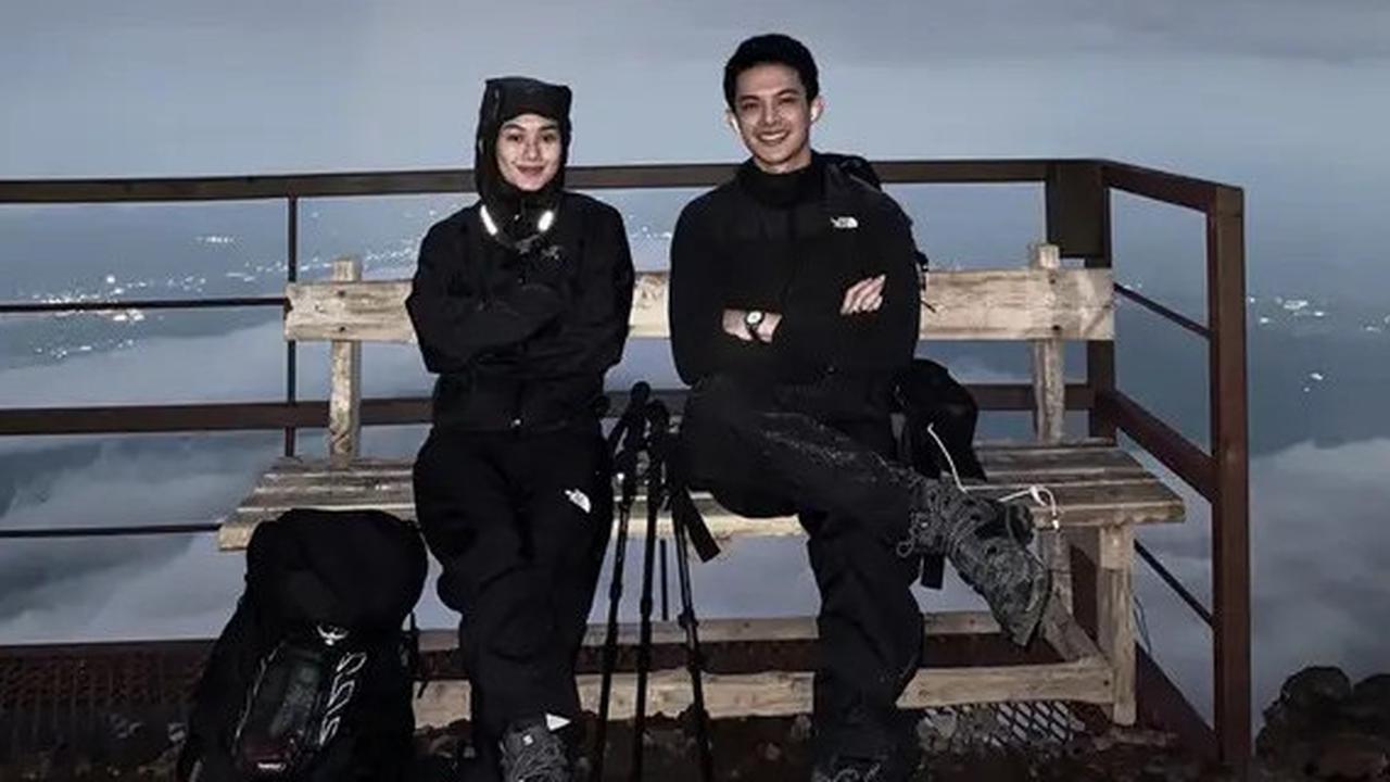 Deretan Potret Rey Mbayang dan Dinda Hauw Hiking ke Gunung Fuji, Rayakan Anniversary ke-5