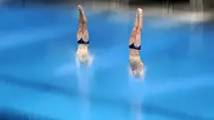Michael Hixon dan Andrew Capobianco dari Amerika Serikat melakukan loncatan selama penyisihan Loncat Indah 3 Meter Putra Sikronisasi di Kejuaraan Dunia Loncat Indah FINA 2021 yang juga ajang uji coba Olimpiade Tokyo 2020, di Tokyo Aquatics Center, Tokyo, Minggu (2/5/2021). (AP Photo/Eugene Hoshiko)
