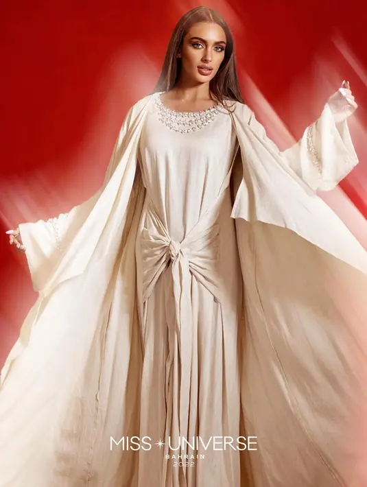 Abaya bergaya modern lain yang dirancang oleh merek Dubai Sol Angelann by Irena Soprano. [@evlin_khalifa]