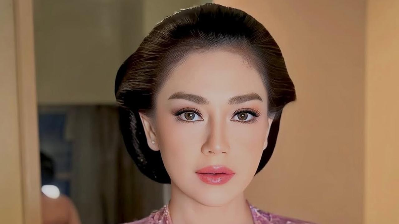 8 Potret Celine Evangelista Mengenakan Kebaya di Acara Royal Banquet Keraton Solo - Mendapatkan Gelar Kebangsawanan