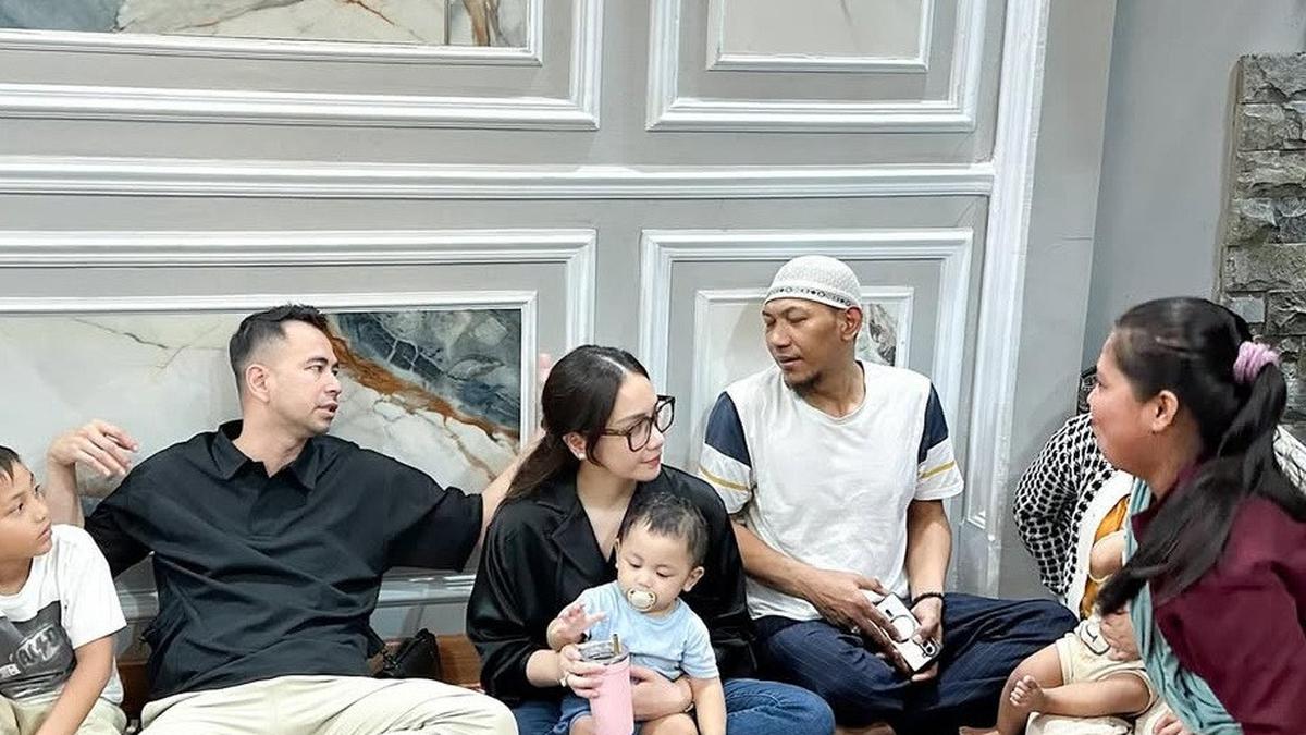 7 Potret Raffi Ahmad ke Rumah Mendiang Mpok Alpa, Kuatkan Suami dan Anak