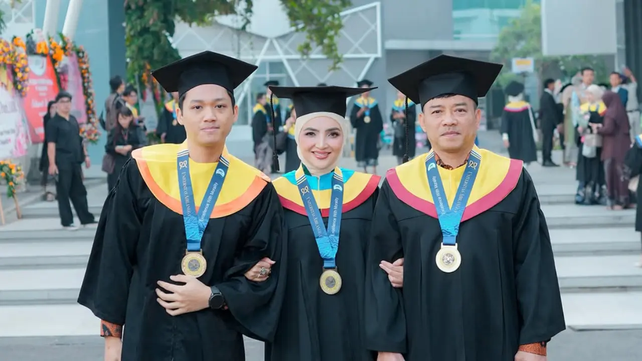 Ashanty saat Wisuda Menyandang Gelar Doktor bersama Anang dan Azriel. [@ashanty_ash]