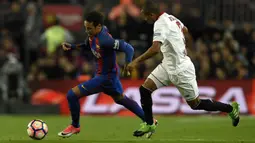 Striker Barcelona, Neymar, berusaha melewati gelandang Sevilla, Steven N'Zonzi. Pada laga tersebut Barcelona memakai skema 3-4-3 sementara Sevilla dengan formasi 5-4-1. (AFP/Lluis Gene).