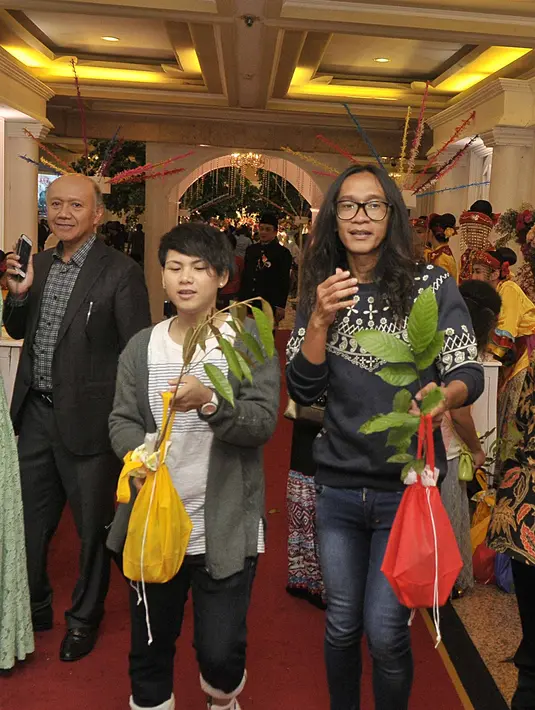 Sekitar empat hari Evelyn menghibur para buruh migran. Selain itu, ia juga menghibur penggemarnya dan penggemar suaminya, Keluarga Cemara dan Mingklin Lovers. (Nurwahyunan/Bintang.com)